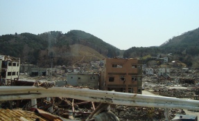 一番左に女川町役場と思われる建物が見える壊滅した女川市街