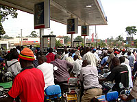 ウガンダ、カンパラ（救世軍ケニア軍国本営の近く）のガソリンスタンドで燃料を入れようとする人々