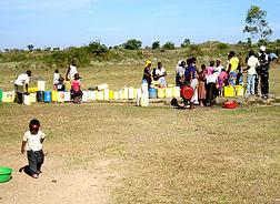 水を求めて井戸に集まるケニア難民