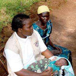 ケニア難民のグラディ（奥）と、彼女が育てている子を抱くアデポジュ大尉（手前）