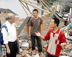 地震で被害を受けた地域の住民と話す温光耀少佐
