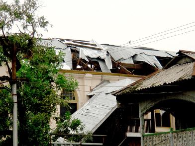 救世軍ミャンマー地区本部は屋根がはがれる被害
