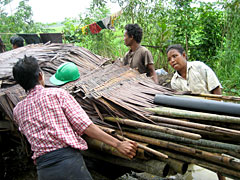 住居用の資材を運ぶ、集落の人々