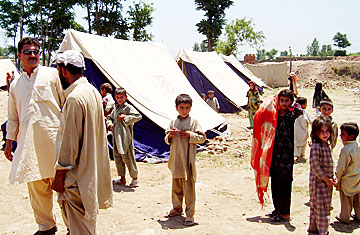 住むべき所を失って、救世軍のテントに集まる家族