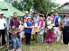 必需品を配布するインドネシアの救世軍チーム