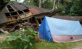 救世軍によって提供されたテント。パダン・アライ地区、地震で倒壊した家の前で。
