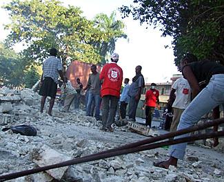 瓦礫に埋まった人々の捜索に加わる救世軍ワーカー