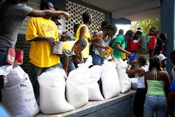 ポルトープランスの救世軍敷地で、救世軍のボランティアが米と豆を配布