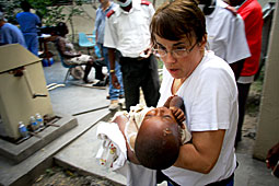 協力団体である国境無き医師団の医師が救世軍診療所で乳児を診察（写真：ジェレミー・ワット）