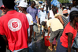 サッカー場とその周辺に居住している人々に救世軍が水を供給（写真：ジェレミー・ワット）