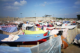 救世軍が責任を負うことになったサッカー場の仮小屋群（写真提供：ジェレミー・ワット、救世軍カナダ・バミューダ軍国）