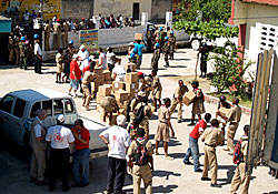 救世軍のボーイスカウト隊がプチ・ゴアヴへの配給食糧の荷降ろしを手伝う。国連の兵士が警護。