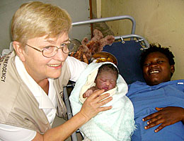 左からエヴェリン・チャベス少佐、生まれた赤ちゃん、母のルエステー