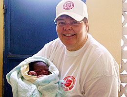 地震後の救世軍診療所で5番目に生まれた赤ちゃんとケリー･ポンツラー少佐