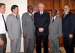 ショー･クリフトン大将とカリブ軍国の代表者たち