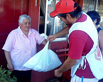 救世軍チーム員がチリのラス・サリナスで必需品を配布