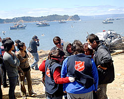 津波に襲われた集落の人々と救世軍人が共に祈る