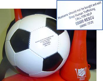 「人は売買されるべきではない。人身売買を止めよう。」というメッセージが印刷されたサッカーボール