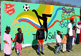 サウスランド小隊のサッカー・クリニックは鮮やかな壁画で広告された。