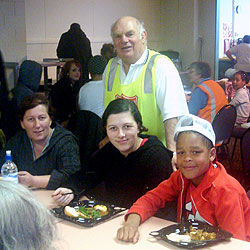 ウェルフェア・センターで救世軍の給食を受ける人々とレックス・クロス少佐