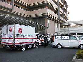 東日本大震災の被災者に医薬品を積み込み