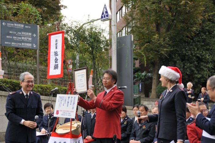 日本記念日協会から届いた「社会鍋の日」の認定書を掲げる社会福祉部長