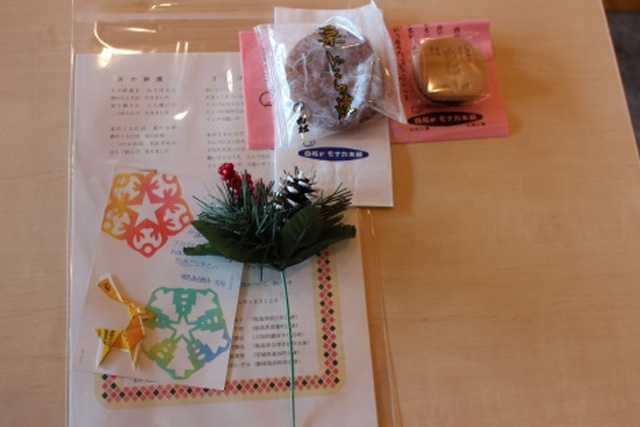 プレゼントの手作りカードや和菓子、デザートも添えられています。