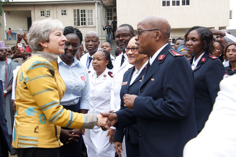 ナイジェリアの支援施設を視察する英国のテレサ・メイ首相