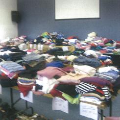 救世軍に寄贈された衣類や物品の一部