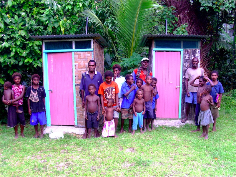 12.村人が建設した簡易トイレ
