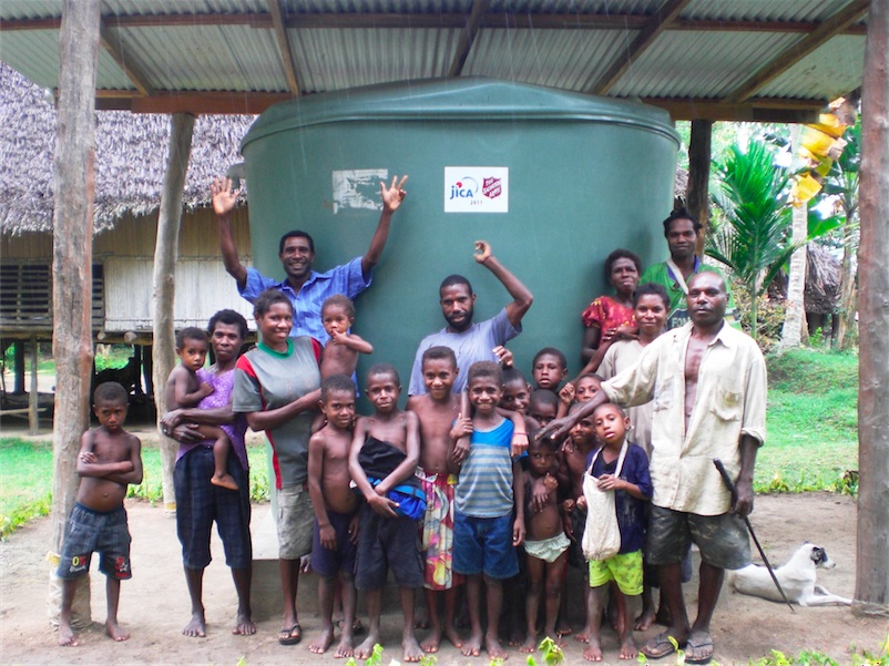 14.自分たちで建設した雨水タンクを喜ぶ村人たち