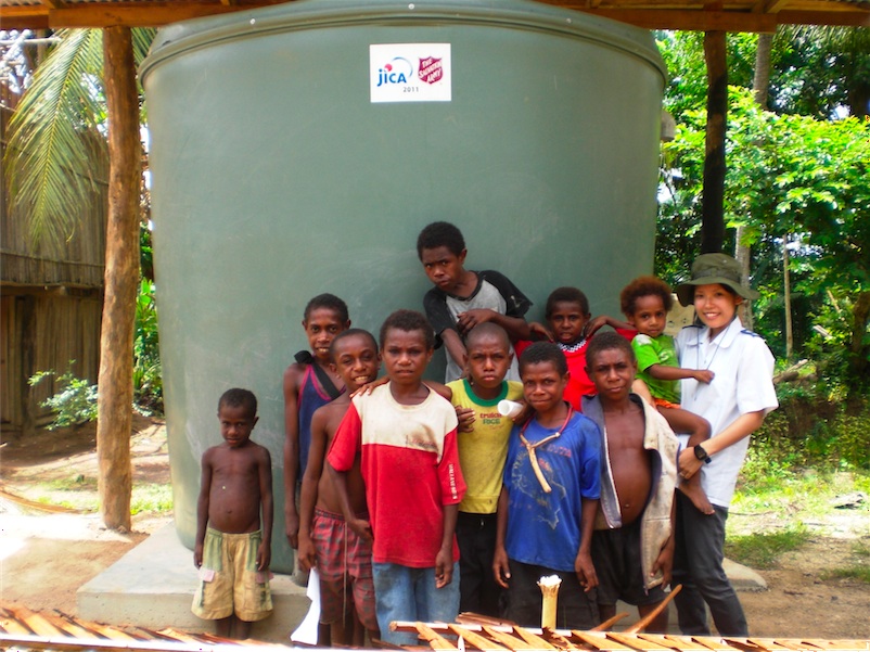 15.雨水タンクの前の村の子どもたち