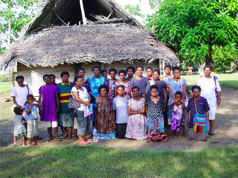 17.ヘルスボランティア訓練を受講した村の女性たち