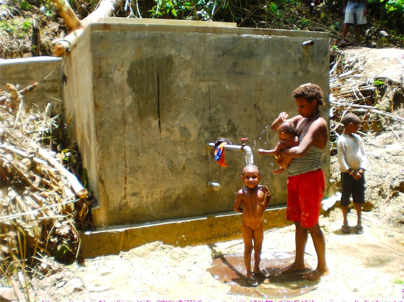 19.スプリング・プロテクションで水浴びをする村の子ども