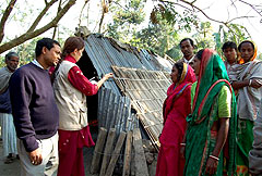 アンジャリ・バイナギー（赤いサリーを着ている）が彼女の仮小屋を救世軍チームに見せてくれた。