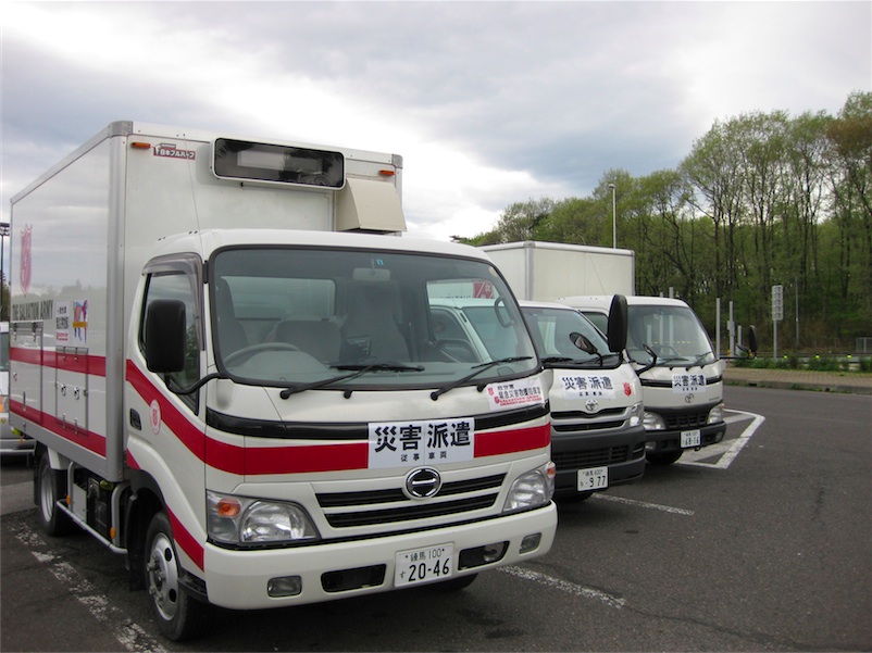 救援活動で使用する車両。キャンティーンカー、ハイエース、物資輸送車（2トン）